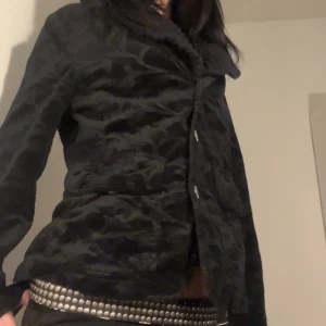 Jätte söt höstjacka med mudd krage!! - Säljer en svart kavaj med coolt mönster och bred ribbad krage. Jackan har knappar framtill och två fickor.  Jätte gullig  funkar för S även M 