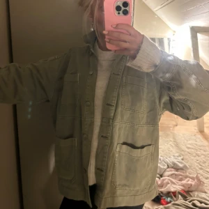 Grön jeansjacka  - As snygg grön jeansjacka till hösten!!🍁🤍