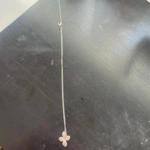 Halsband från Snö - Använt skick och någon ”diamant” har ramlat av från blomman.