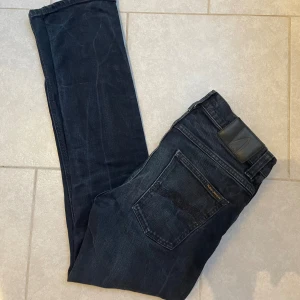 Mörkblå jeans från Nudie Jeans Co, 29/30 - Snygga mörkblå jeans från Nudie Jeans Co. Det är storlek 29/30. Jeansen är i topp skick, inga slitningar. Hör av dig vid funderingar så kan lägre pris diskuteras 