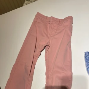 Rosa byxor från H&M i bomull - Säljer ett par ljusrosa byxor från H&M i mjuk bomull. Byxorna har klassisk passform med normal midja och raka ben. Perfekta för dig som gillar färg och vill ha något bekvämt och stilrent i garderoben.