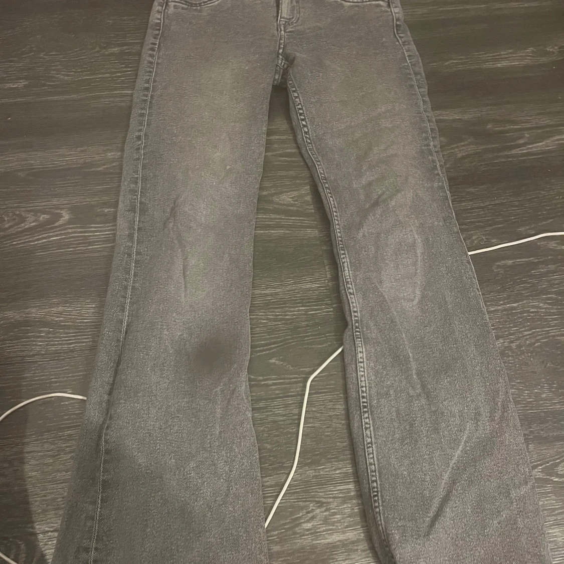 Grå bootcut jeans med låg midja 