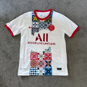 PSG tröja - Psg dri-fit tröja med barcola på ryggen i storlek S