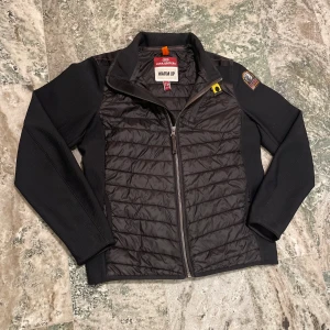 Svart P.J.S Cardigan - En stilren cardigan från det lyxiga märket parajumpers, perfekt nu till höstens kalla dagar. Intresserad? Skriv privat. Pris kan diskuteras