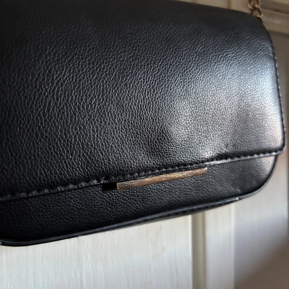 Svart axelväska från H&M med kedja - 1