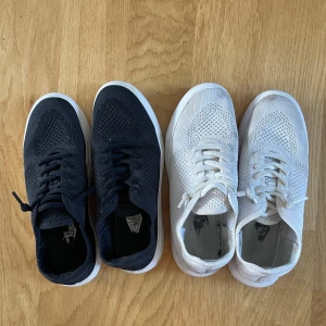 Två par skor - Två par fritidsskor storlek 38, ett par svarta och ett par vita. 