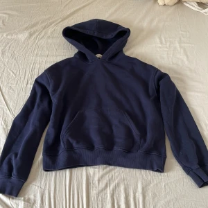 Mörkblå hoodie från Gina Tricot - En basic mörkblå hoodie från Gina Tricot med luva. Långärmad, skön, populär och snyggt med den mörka färgen! 💕 kontakta för frågor 