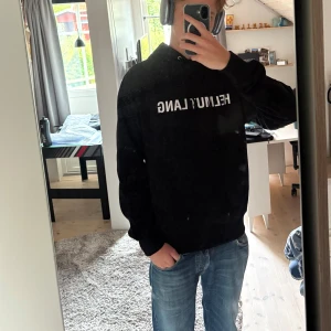 Ny Svart Helmut Lang hoodie med tryck - Svart hoodie från Helmut Lang i storlek M. Hör av er vid frågor pris kan diskuteras vid snabb deal🙌