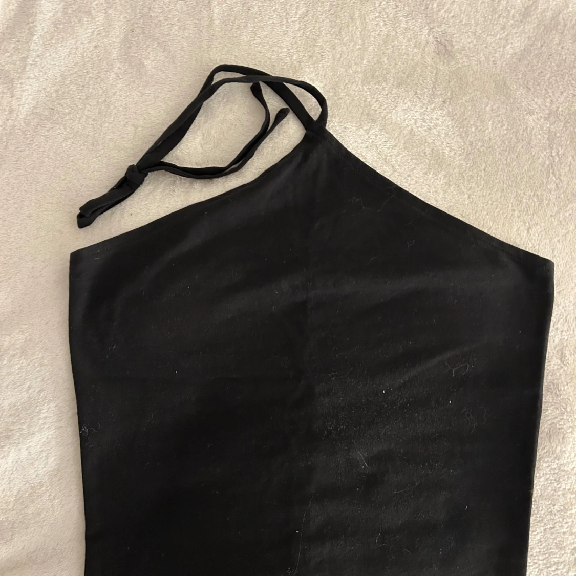 Svart oneshoulder kortklänning