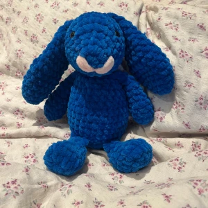 Klarblå virkad kanin - Eftersom dessa inte såldes på vinted kommer det några fler sötnosar här! Denna kaninen är klar/mörkblå med ljusrosa nos.💙 OBS:  !Dessa innehåller säkerhetsögon som inte rekommenderas för barn under 3 år!