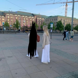 Vit långkjol från Esmée, strl 34 - Säljer en flowy vit långkjol från Esmée i storlek 34. Kjolen har resår i midjan och volangdetalj nedtill för en extra snygg look. Perfekt för varma dagar och ger en chill vibe till outfiten. Materialet känns lätt och luftigt.