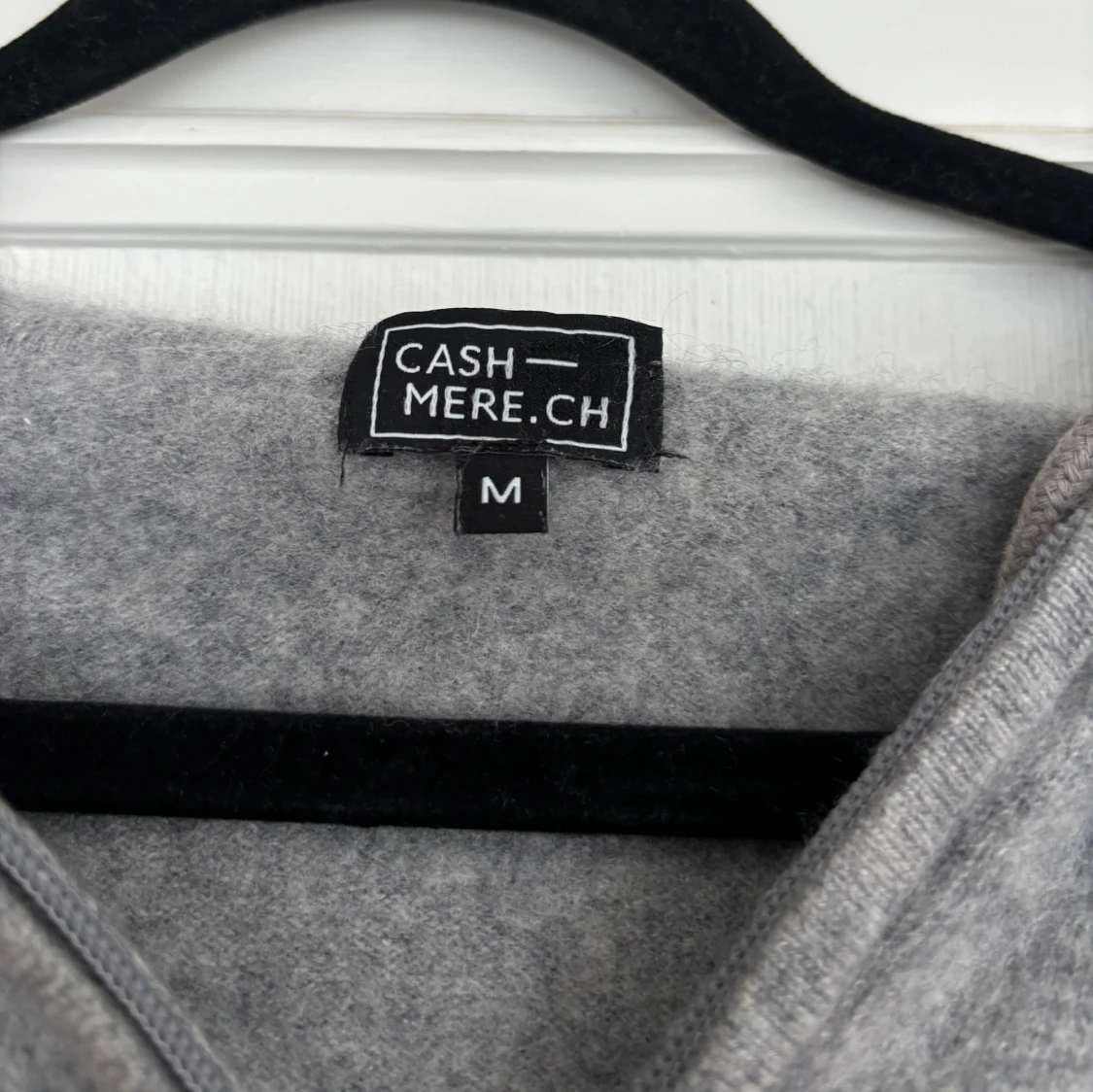 Grå hoodie i kashmir från CASHMERE.CH - 2