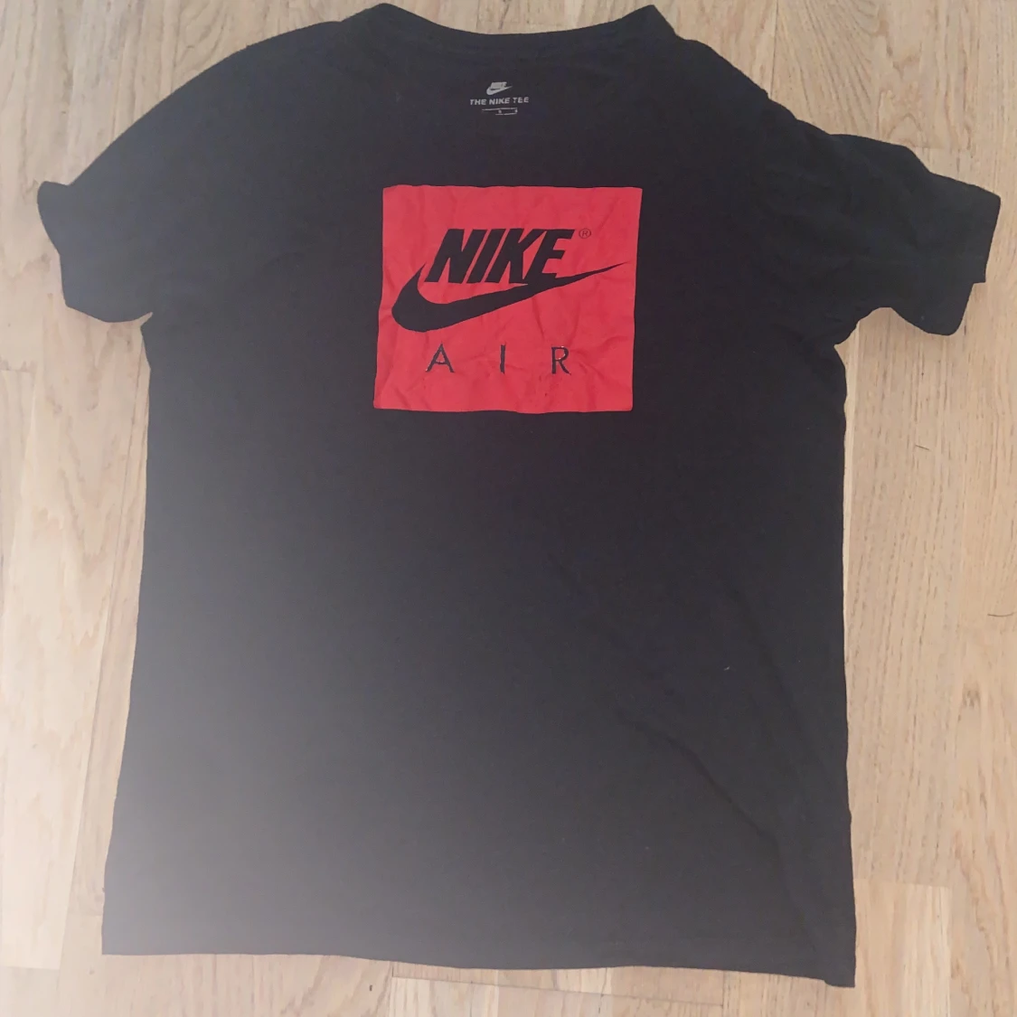 Svart Nike Air t-shirt med röd logga
