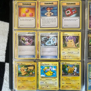 Pokémonkort samling - Hej jag har dessa kort från min barndom. Många kort är ifrån 2016 och vissa från 2000 och uppåt. Jag har kollat lite värdet men funderar på att sälja några kort så att om de finns nån som är intresserad skriv gärna.  Det hade uppskattats om det var seriösa 