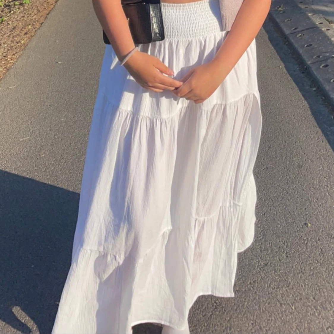 Vit långkjol med volanger