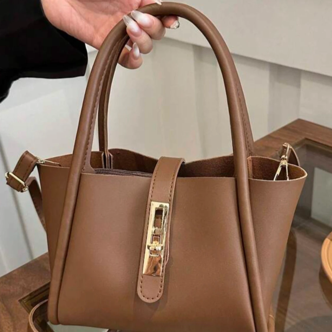 Brun handväska med gulddetaljer