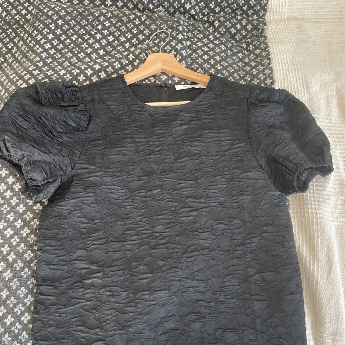 Svart puffärmad blus från NA-KD