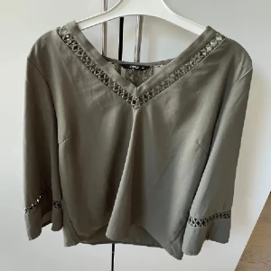 Olivgrön blus med spets - Fin topp/blus med spets rygg, så skön och luftig
