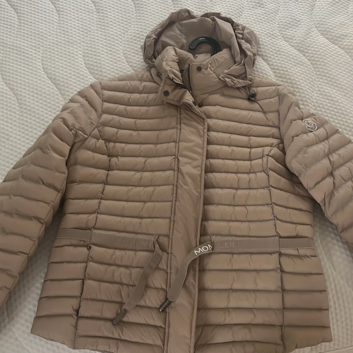 Beige Moncler dunjacka med huva - 1