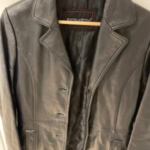 Skinn jacka - Jacka av äkta läder . I mycket bra skick.