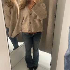 Stickad cardigan från Gina Tricot  - Helt ny och slutsåld cardigan från Gina Tricot i storlek XS. Den är lite större I storleken så den passar mig som oftast bär S. Jag har aldrig använt den och säljer pågrund av att jag redan tagit av lappen så kunde inte returnera den. En extra knapp medföljer. 