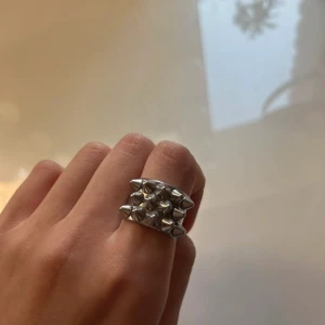 silverfärgad ring med nitar - Ring från Edblad storlek 17.3 mm (m) 
