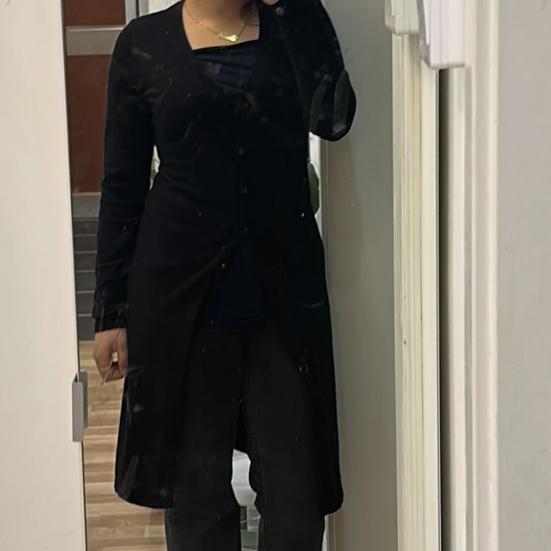 Svart lång kofta med knappar - 1