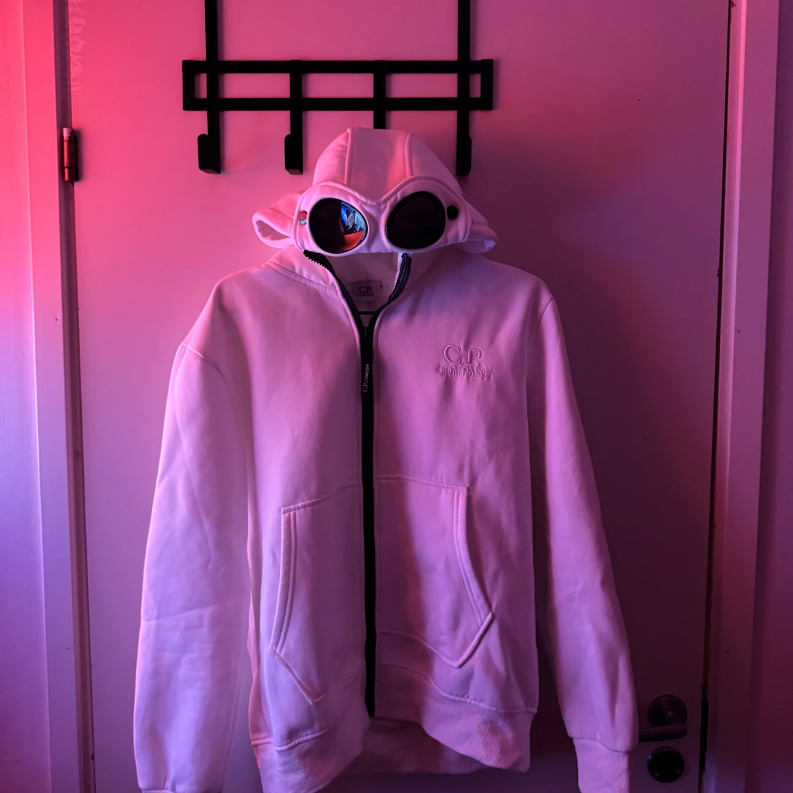 Vit hoodie med goggles från C.P. Company