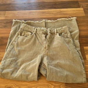 Pull & Bear jeans - Används två gånger från pull and bear, köptes på Vinted men använder dem inte längre.