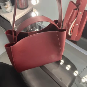 Vinröd väska  - Assnygg vinröd väska ifrån Gina Tricot. Inga stora defekter!💋