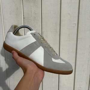 Maison margiela Vit 44 - Säljer dessa Maison margiela i storlek 44 Skickar inom 24h Hör av er vid minsta fundering!