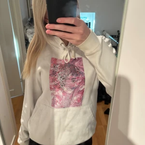 Vit hoodie med konsttryck från The Cool Elephant - Vit snygg hoodie från The Cool Elephant med ett fint tryck på bröstet!🥰