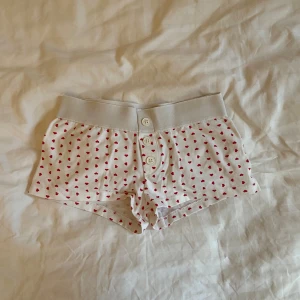 Små pyjamasshorts  - Pyjamasshorts från Gina Tricot Young. Storlek 134/140. Inga defekter. Oanvända. 