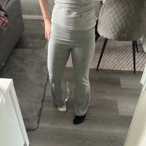 Grå mjukisbyxor med bootcut - Säljer ett par grå mjukisbyxor med bootcut och hög midja. Byxorna är i mjukt och stretchigt material, youga pants 💗