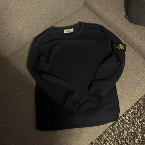  Stone Island tröja blå - Säljer min stone island marinblå tröja! Finns inga skador eller fläckar! Om du över 180cm+ KÖP EJ🚨🚨