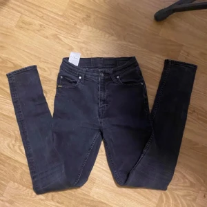 Tiger of sweden jeans  - Svarta Tiger of sweden jeans i storlek 27/32 men de rätt så slim rekommenderar de till dig som är 152/158 cm där npn stans 