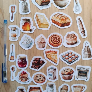 31 klistermärken med baktema - 31 klistermärken med baktema.Baka med stil ;med läckra bilder på kakor, muffins, bröd, tårtor och allt du behöver för att skapa magi i köket. Perfekt för dig som älskar att baka och vill imponera på vänner med dina skills.