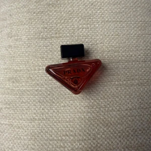 Prada Paradoxe Radical Essence 7ml - Prada Paradoxe Radical Essence i  7 ml flaska. Perfekt för att ha i väskan, helt oanvänd endast öppnad!