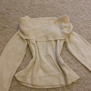 Off shoulder tröja - Vit off shoulder tröja, aldrig använt💕
