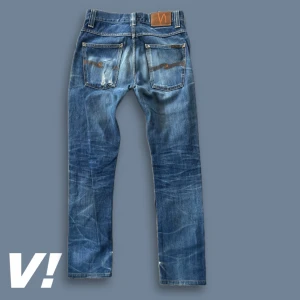 Nudie jeans Grim tim Dry Dirt Organic 29:32 - Galet fadeade Dry jeans, slitage på vänstra bakfickan som ger jeansen otrolig karaktär. Mutad honeycombing men starka kontrast på whiskering, inga defekter förutom öppen vänsterficka vilket kan lagas gratis hos nudie, knäna har slitage.  IB-Längd: 73cm YB-Längd: 99 Midja: 37,5cm Lår: 24cm Benöppning: 16cm Dm:a mig vid frågor
