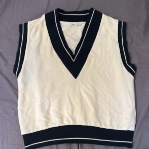 Väst  - Super fin väst från Zara, mjuk i materialet. Pris går såklart att diskutera! 🫶🏻 skriv för bilder med den på