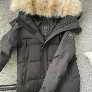Canada goose jacka - Säljer nu denna fetta canada goose jacka i storlek s för 2500, den är i topp skick 10/10. Har påsen oxå!