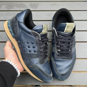Valentino rockrunners navy - Sjukt snygga rockrunners! Perfekt för vinter! Size 42 fits 43! Skick 8,5+/10! Inga hål eller annat! Hör av dig vid minsta fundering 🤩