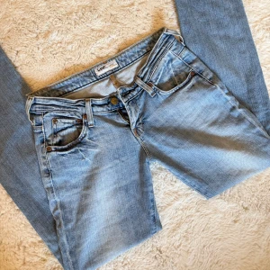 Lågmidjade Ljusblå Lee Jeans - Hej! Säljer dessa såå fina ljusblå jeansen ifrån Lee då dom tyvärr inte passar mig. Jeansen är raka i benen med en låg midja. De är i superfint skick utan några defekter och perfekta om man vill se brun och fräsch ut till jeansens ljusblåa färg. Om du skulle fundera över något är det bara att höra av dig, annars går det superbra att trycka på ”köp”.