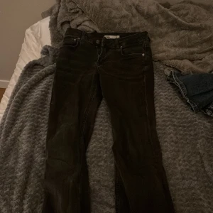 Svarta jeans från Zara, storlek 32 - Säljer ett par svarta jeans från Zara i storlek 32. Jeansen har klassisk femficksdesign, dragkedja och knapp framtill samt snyggt tvättad finish. Modellen är rak och passar perfekt till en avslappnad stil. Materialet är mjukt och följsamt denim.