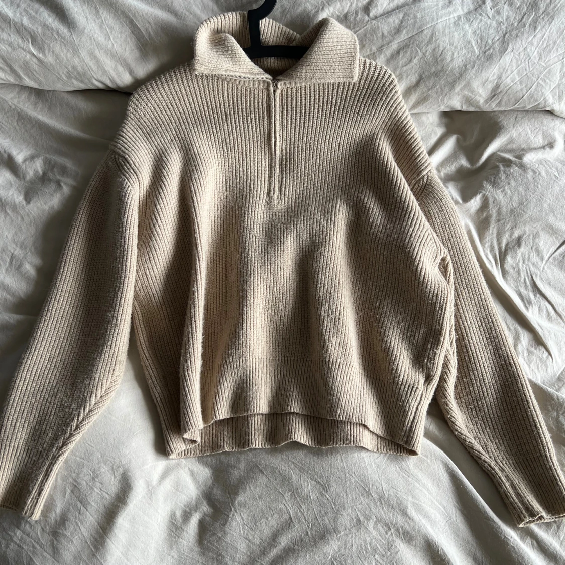 Beige stickad tröja med krage