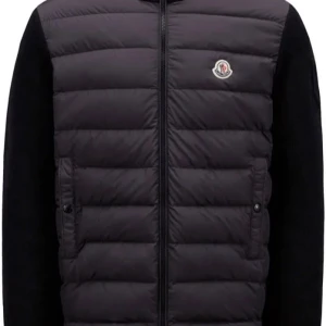 Moncler cardigan  - Sjukt fet moncler cardigan! Bra skick använder inte tillräckligt så tyvär blir det nog att sälja den! Självklart Äkta! Finns kvitto!