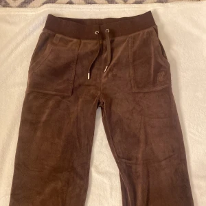 Bruna Juicy Conture byxor - Mysiga Juicy Conture byxor. Storlek Xs passar även S! Har två fickor bak och även en Juicy Conture logga på framsida ficka. Köpta för 1000. 