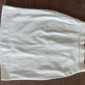 Blå pennkjol - Ljusblå pennkjol i strl s/m. Den ser väldigt vit ut på bild men är mer baby-blå i verkligheten, se sista bilden🌷dragkedja och litet slit på baksidan