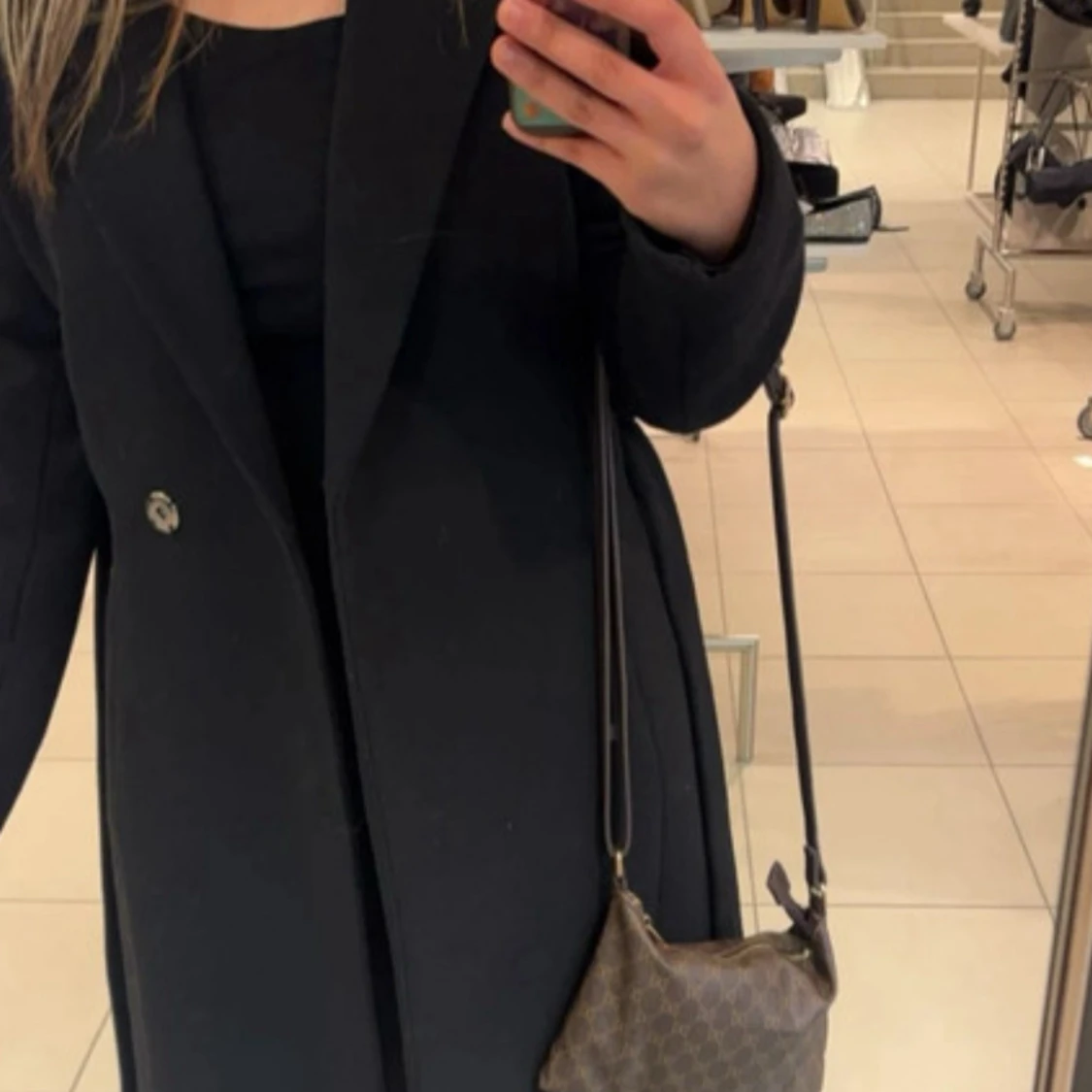 Svart lång kappa med bälte